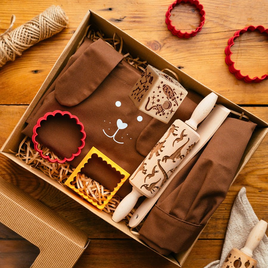 Little Baker's Kit for children: mini embossed rolling pin, measuring cups and recipe book